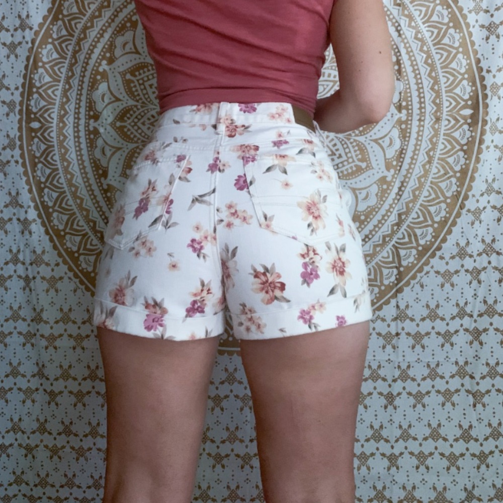 Floral American Eagle High Waisted Shorts! 🌺